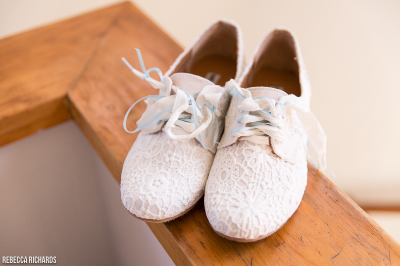 Wedding shoes: white lace sneakers with blue laces. SO SMART! 